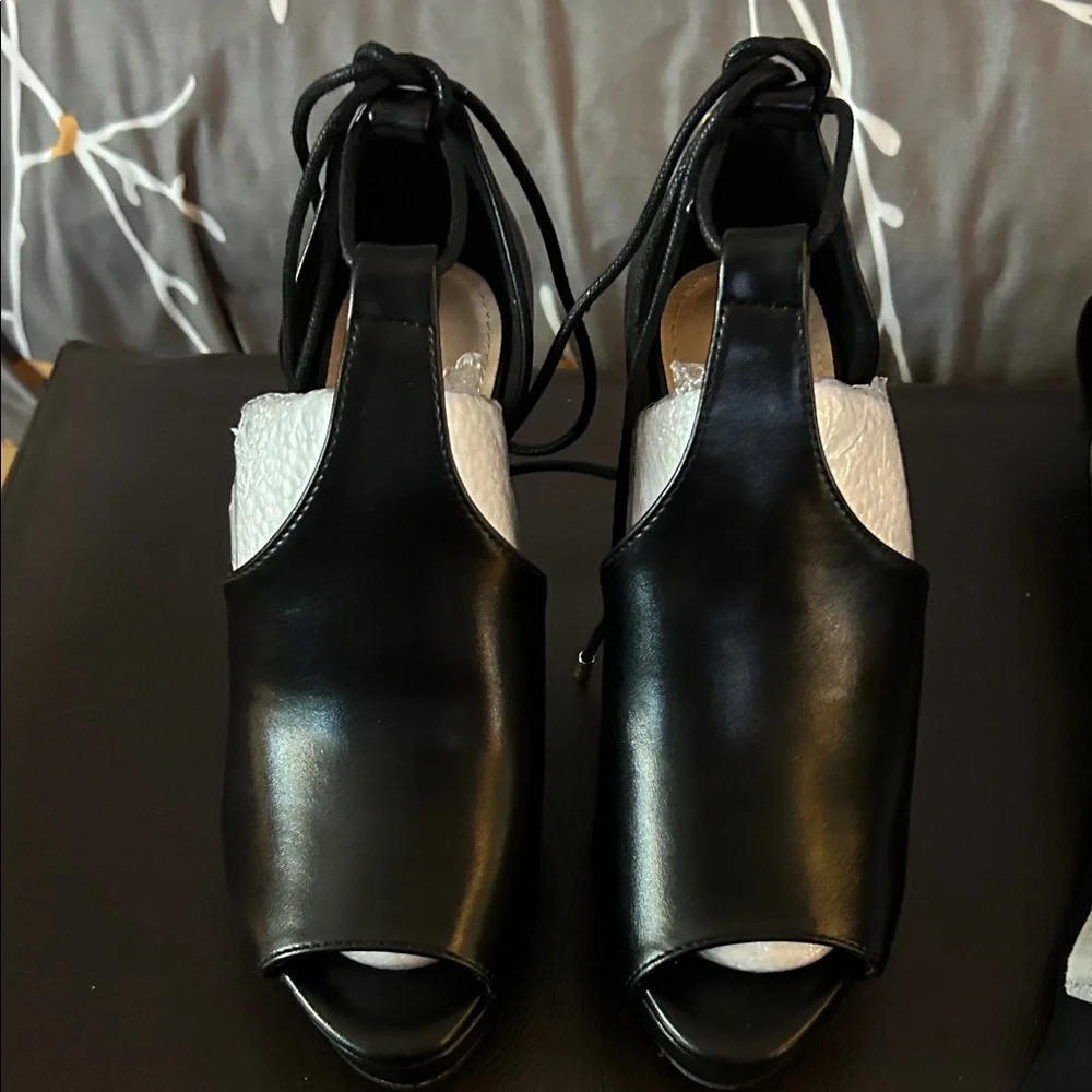 Chic Black Women's Heels - Picture 3 of 5